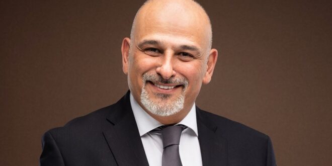 جمال سليمان يلتقي بأفراد عائلته في السويد