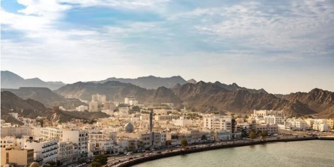أجنبيات بملابس البحر يُثرن جدلاً واسعاً في سلطنة عمان