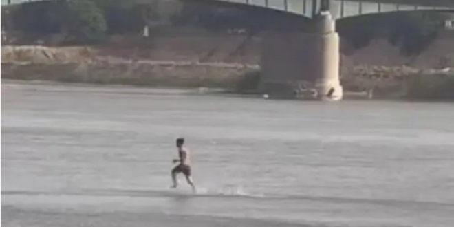 رجل يمشي على نهر دجلة ويصدم العراقيين