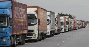 مسؤول سوري يدعو الحكومة إلى منع الشاحنات الأردنية من دخول سوريا “معاملةً بالمثل
