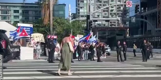 سيدة تعترض موكب الرئيس الأمريكي