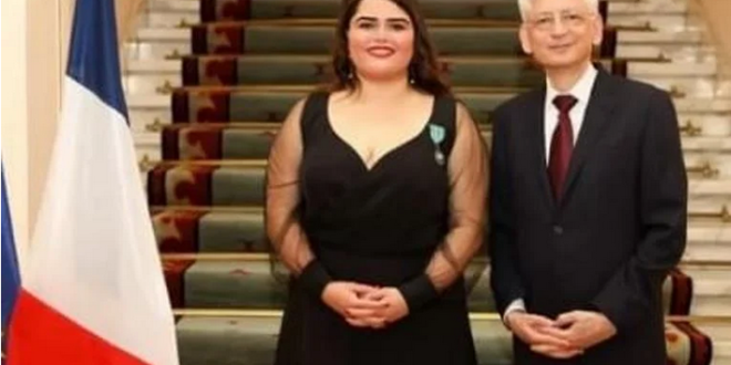 ممثلة سورية تحصل على وسام الاستحقاق الفرنسي برتبة فارس