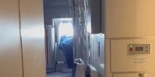 فيديو كالأفلام.. المياه تغمر مقصورة ركاب طائرة وهي تحلّق فوق السحاب