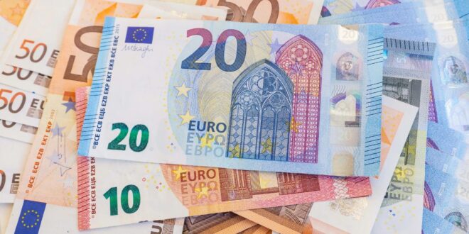 بعد تعادله مع الدولار... هل شراء اليورو آمن حاليًا أم أنه ينتظر هبوطًا أكبر؟