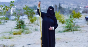 فتاة سعودية هوايتها اللعب مع الكوبرا
