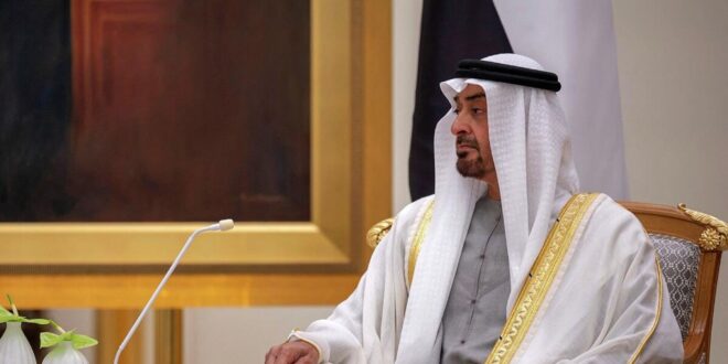 رئيس الإمارات محمد بن زايد يقود مروحية في جولة حول بلاده... فيديو