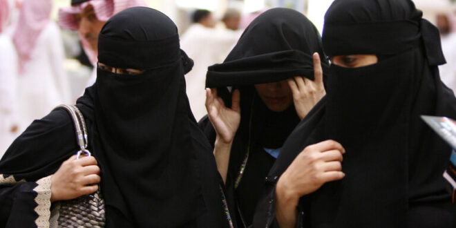 سعودي يوهم النساء بتوظيفهن ويبتزهن بصور خاصة!