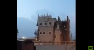 شاهد..انهيار منزل طيني في السعودية بسبب تجمعات مياه الأمطار (فيديو)