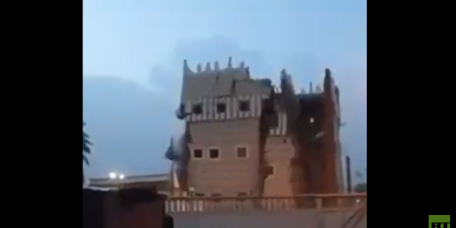 شاهد..انهيار منزل طيني في السعودية بسبب تجمعات مياه الأمطار (فيديو)