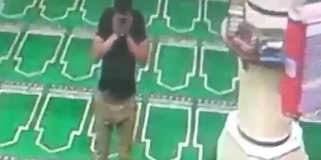 كاميرا في مسجد بمصر ترصد لصا يسرق هاتفا أثناء سجود صاحبه