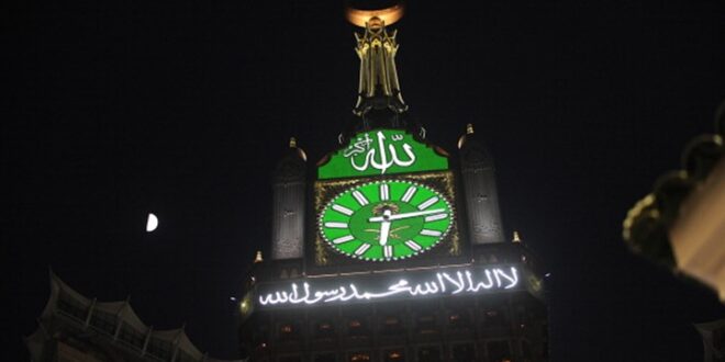 صواعق تضرب برج الساعة في مكة
