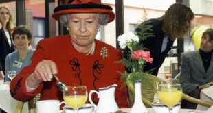 "التوت قد يعني الإقالة".. رئيس طهاة ملكة بريطانيا يكشف عاداتها
