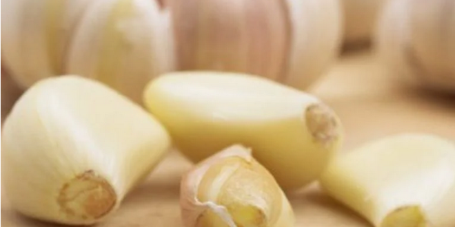 فئات يُمنع عليها تناول الثوم والبطاطس