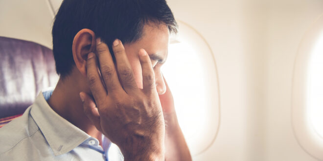 لتجنب ضغط الأذنين المزعج على الطائرة.. إليك طرق بسيطة!