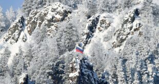 مواطن إماراتي يتسلق أعلى قمة جبل في روسيا... فيديو