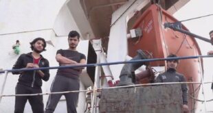 متطوعون روس يغيثون بحارة سفينة سورية عالقة في ميناء خيرسون