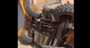 السعودية.. رافعة عملاقة تحطم سيارة بسقوطها (فيديو)