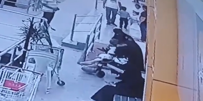 شاهد.. فيديو متداول لحارسة أمن يثير ضجة في السعودية!