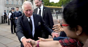 سيدة تفاجئ الملك تشارلز بقبلة في انتهاك للبروتوكول الملكي (فيديو)