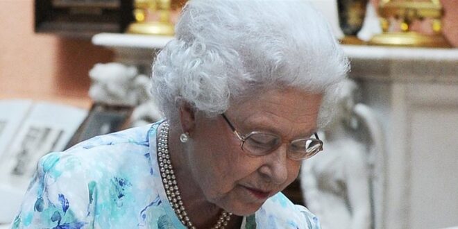 أكبر اختراق في تاريخ القصر.. الملكة إليزابيث تستفيق وتصدم برجل غريب