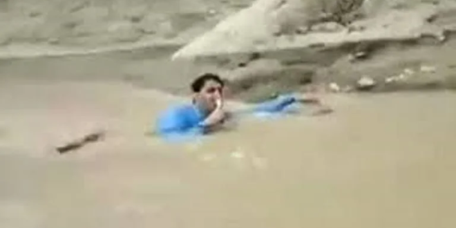 بالفيديو..مراسل باكستاني تجرفه السيول أثناء بث مباشر