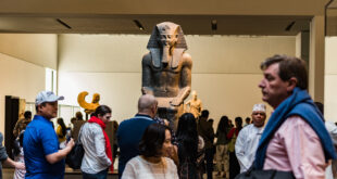 قصة تمثال شامبليون” الذي “يدعس” فيه رأس فرعون مصري؟