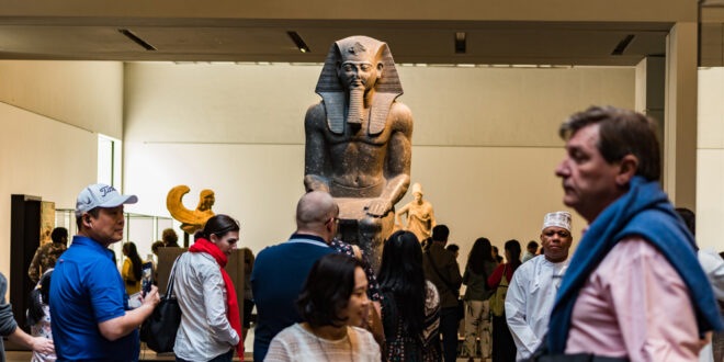 قصة تمثال شامبليون” الذي “يدعس” فيه رأس فرعون مصري؟