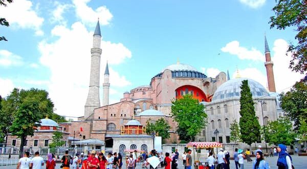 ما هي الفنادق “الحلال”؟ وكيف ازدهرت السياحة “الإسلامية” في دول مثل تركيا وماليزيا؟
