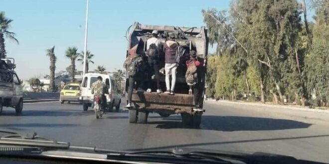 دمشق: سيارة «زبالة» حكومية تهرب دخاناً وأحذية!!