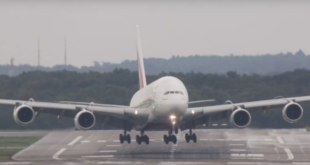 مشهد يحبس الأنفاس: مناورة مخيفة من طيار للسيطرة على الطائرة أثناء هبوطها (فيديو)