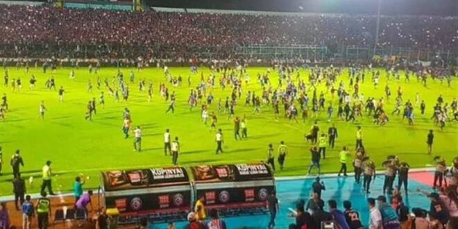 بالفيديو - أكثر من 100 قتيل بسبب نتيجة مباراة في كرة القدم باندونيسيا