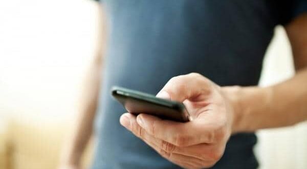 أكبر خطأ يرتكبه الكثيرون عند شراء هاتف محمول .. إذا قمت به ، فسوف تندم عليه