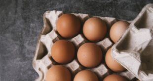 ما هي أسهل طريقة لتقشير البيض؟ (فيديو)