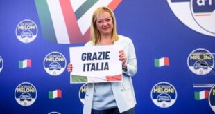 نائب إيطالي يحرج رئيسة الوزراء بتقبيلها