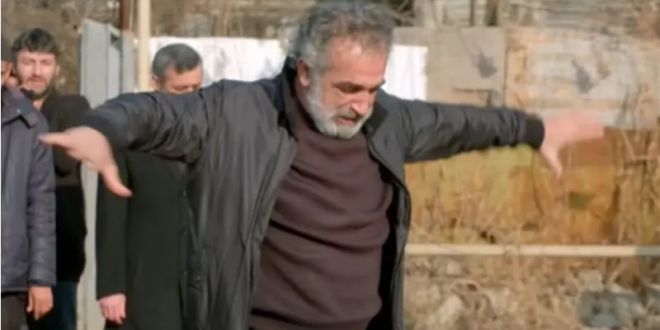 أب يرقص على قبر ابنته يفطر القلوب