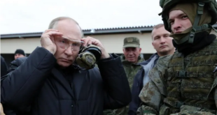 بوتين يحمل الكلاشينكوف خلال تفقدة مركز تدريب عسكري
