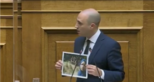 فضيحة تلاحق مسؤولاً يونانياً بعد رفعه صورة لاجئة سورية في البرلمان