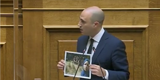 فضيحة تلاحق مسؤولاً يونانياً بعد رفعه صورة لاجئة سورية في البرلمان