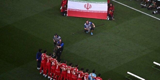منتخب إيران يرفض ترديد النشيد الوطني