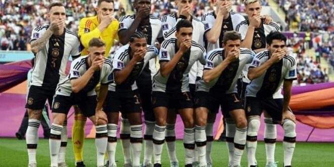 الكشف عن سبب وضع لاعبي المنتخب الألماني أياديهم على أفواههم قبل المباراة