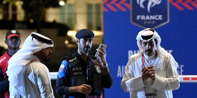 وضعها داخل المنظار! فيديو لرجل أمن يحبط محاولة مشجع تهريب مشروب كحولي لأحد ملاعب قطر