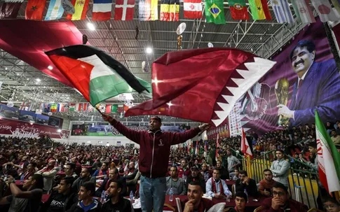 صحفي إسرائيلي يخدع المشجعين بقطر ويدعي أنه من الإكوادور (شاهد)