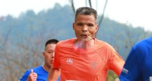 عدّاء صيني يقطع سباقاً بطول 42 كيلومتراً دون أن يترك السيجارة