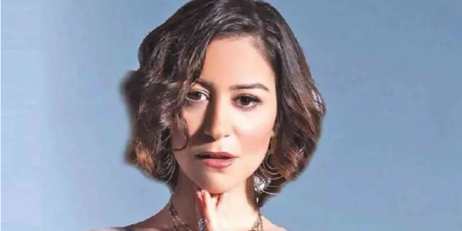 القبض على الفنانة المصرية الشهيرة منة شلبي في مطار القاهرة بحوزتها مخدرات