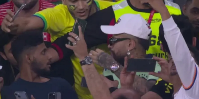 شاهد.. شبيه نيمار يخدع الأمن ويدخل مباراة البرازيل