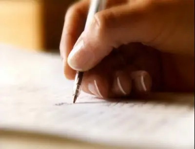 “العقل أم القلب”.. طريقة إمساك القلم تكشف المتحكم الأول بقراراتك