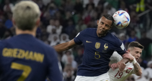 نجم فرنسا يخالف لوائح "الفيفا" في مباراة بولندا ويورط الحكم