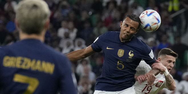 نجم فرنسا يخالف لوائح "الفيفا" في مباراة بولندا ويورط الحكم