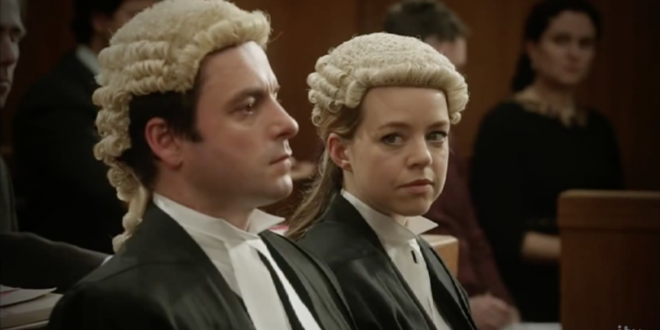 لماذا ارتدى المحامون والقضاة شعراً مستعاراً