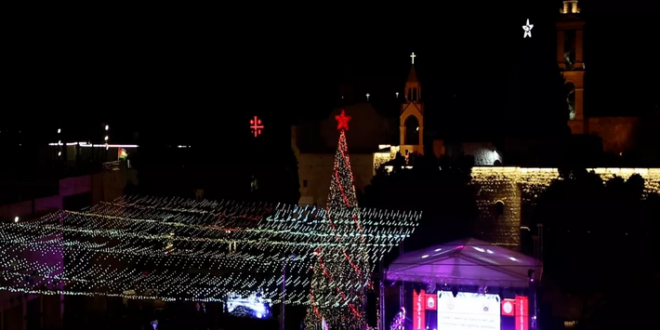 إضاءة شجرة عيد الميلاد في ساحة كنيسة المهد بمدينة بيت لحم